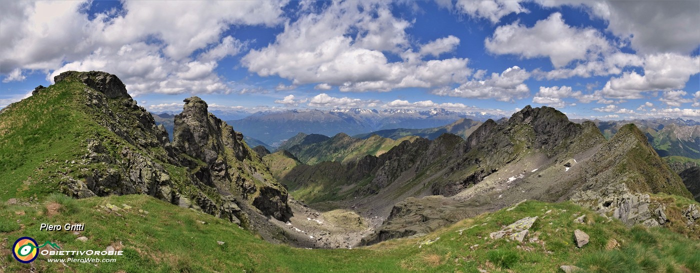 46 Monte Ponteranica, da sx centrale (2372 m), occ. (2370), orient. (2378 m)-sullo sfondo Alpi Retiche.jpg